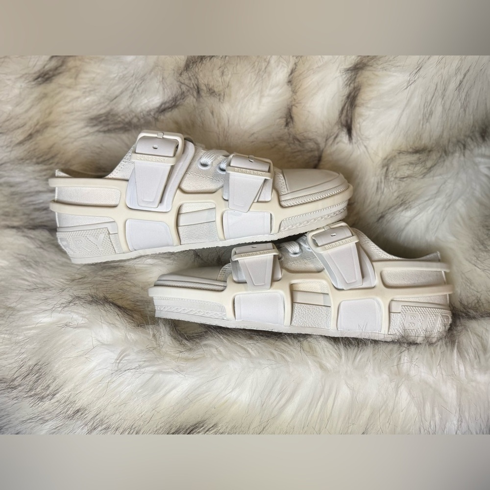 BURBERRY
White Canvas Sneakers
NWT | EU 35 - Picture 13 of 16